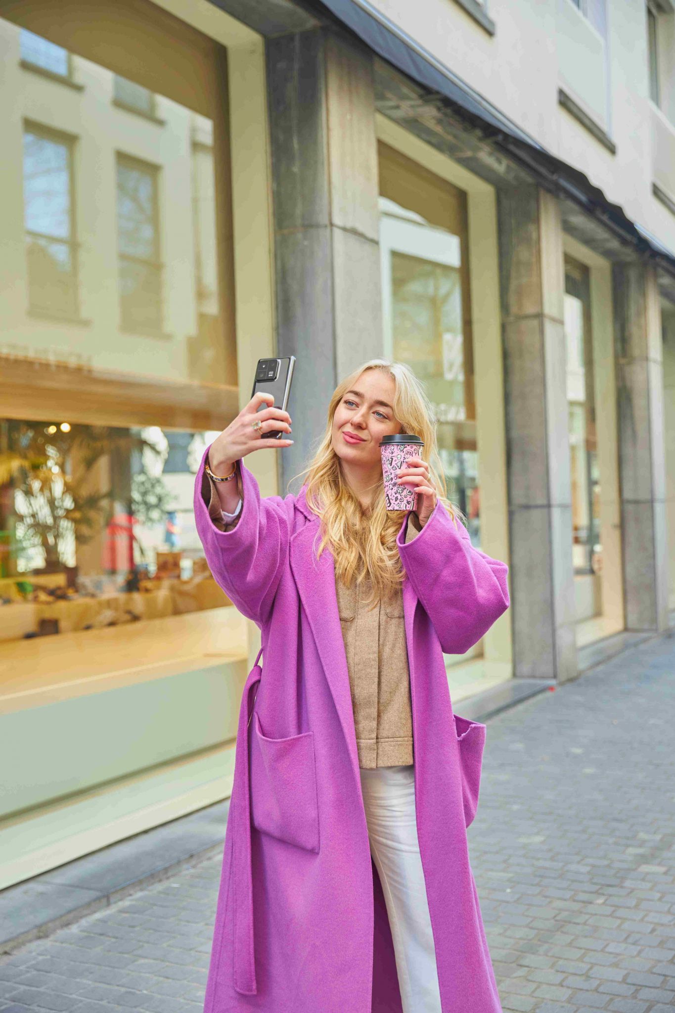 Une fille prend un selfie avec le smartphone 13 pro de Xiaomi