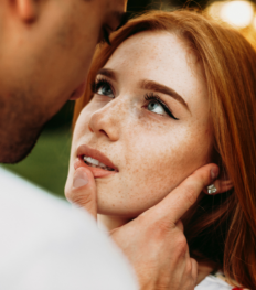 10 signaux corporels qui montrent que votre crush est intéressé par vous