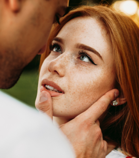 10 signaux corporels qui montrent que votre crush est intéressé par vous