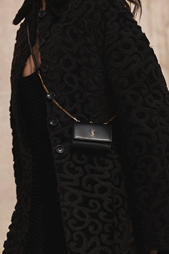 Photo d'un sac Yves Saint Laurent porté en bandoulière.