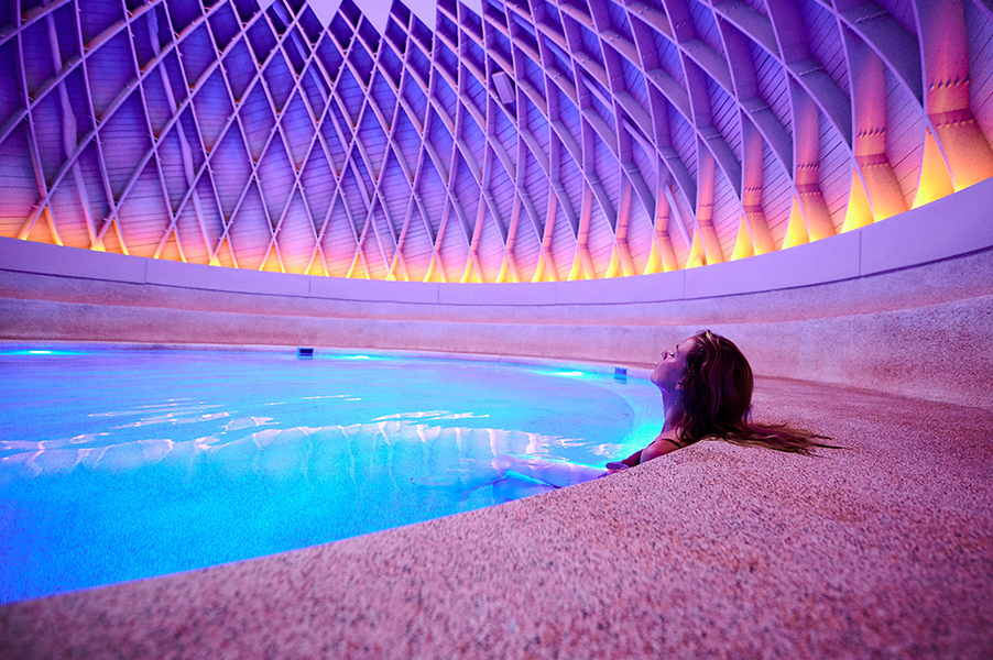 Jeune femme profitant d'une séance de relaxation à l'intérieur de l'Aquadôme.