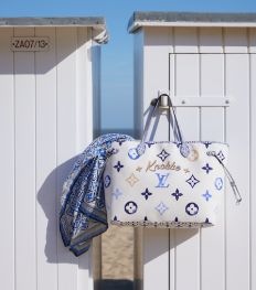 Louis Vuitton célèbre l’arrivée de l’été en dévoilant son nouveau sac Knokke 2023