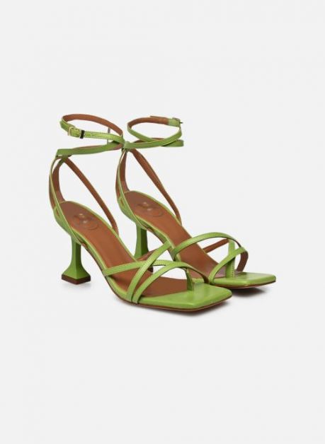 Une paire de sandales à talon verte élégante pour sortir.
