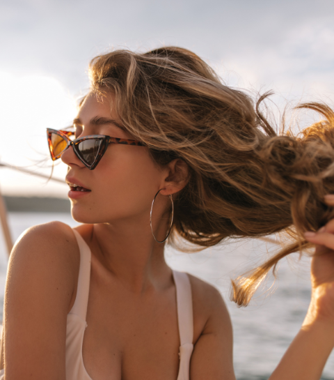 Faut-il appliquer de la crème solaire sur nos cheveux ?