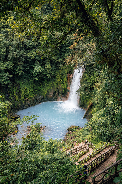Vue d'une cascade dans un parc naturel au Costa Rica.