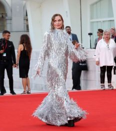 Mostra de Venise 2023 : Isabelle Huppert éblouissante dans sa robe à franges