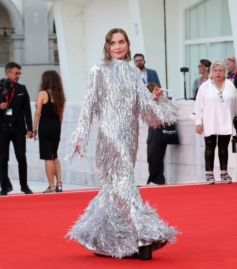 Mostra de Venise 2023 : Isabelle Huppert éblouissante dans sa robe à franges