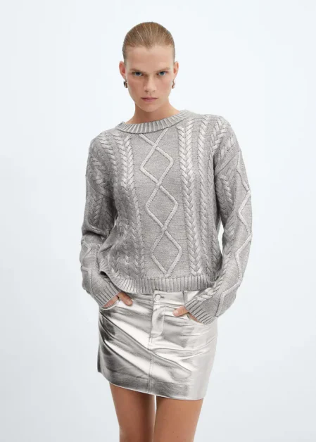 Le pull-over torsadé au fini métallisé