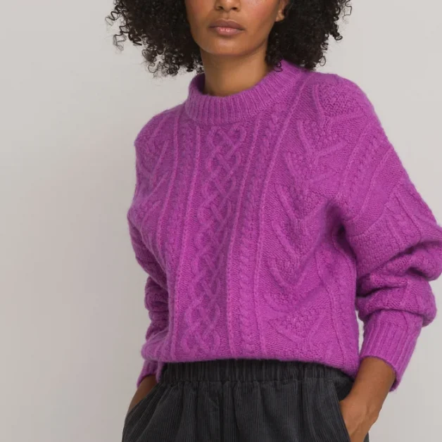 Un pull col rond en maille torsadée