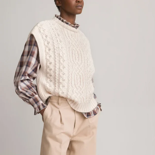 Le pull sans manches en maille torsadée, rétro-chic