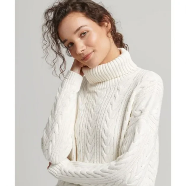 Le pull col roulé maille torsadée classique