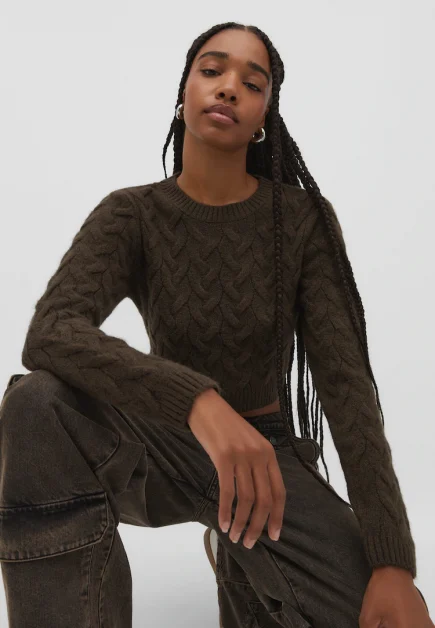 Un pull court en maille tressée