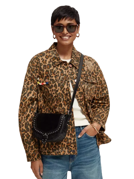 Une veste en sergé imprimé léopard