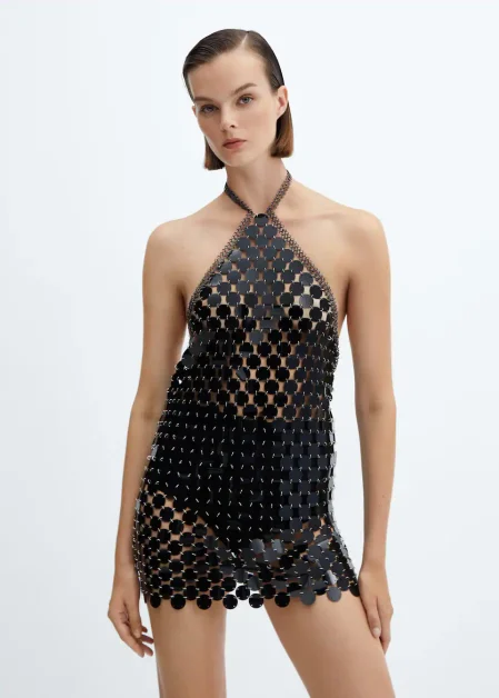 Une robe à disques métallisés, sexy à souhait