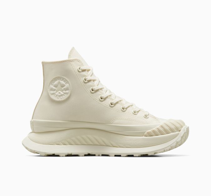 Total look blanc avec la Chuck 70 AT-CX Mono