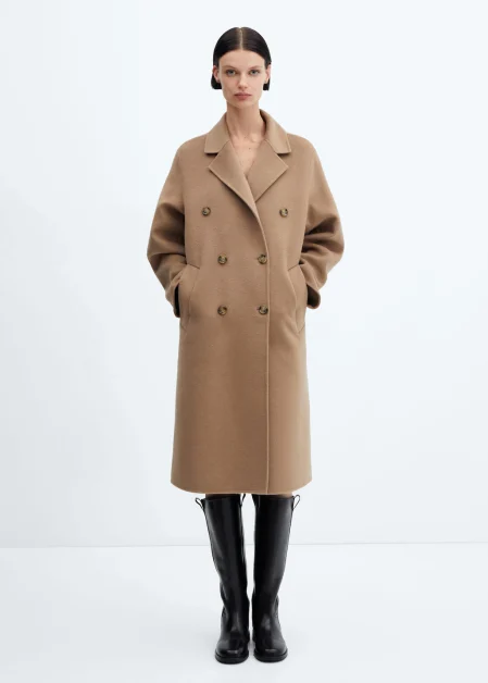 Un manteau long marron, intemporel