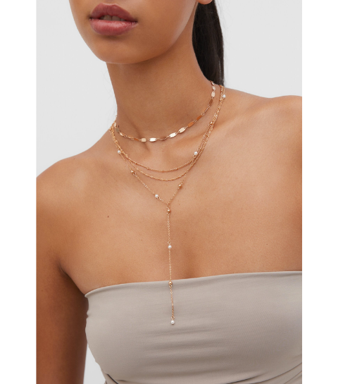Un ensemble de 4 colliers lariat en perle
