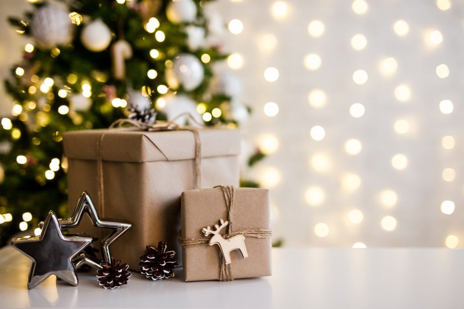 Sapin, cadeaux et décorations de Noël