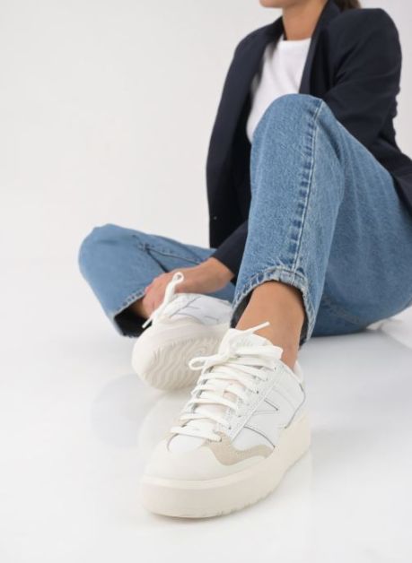 Les sneakers New Balance C302, la tendance minimaliste