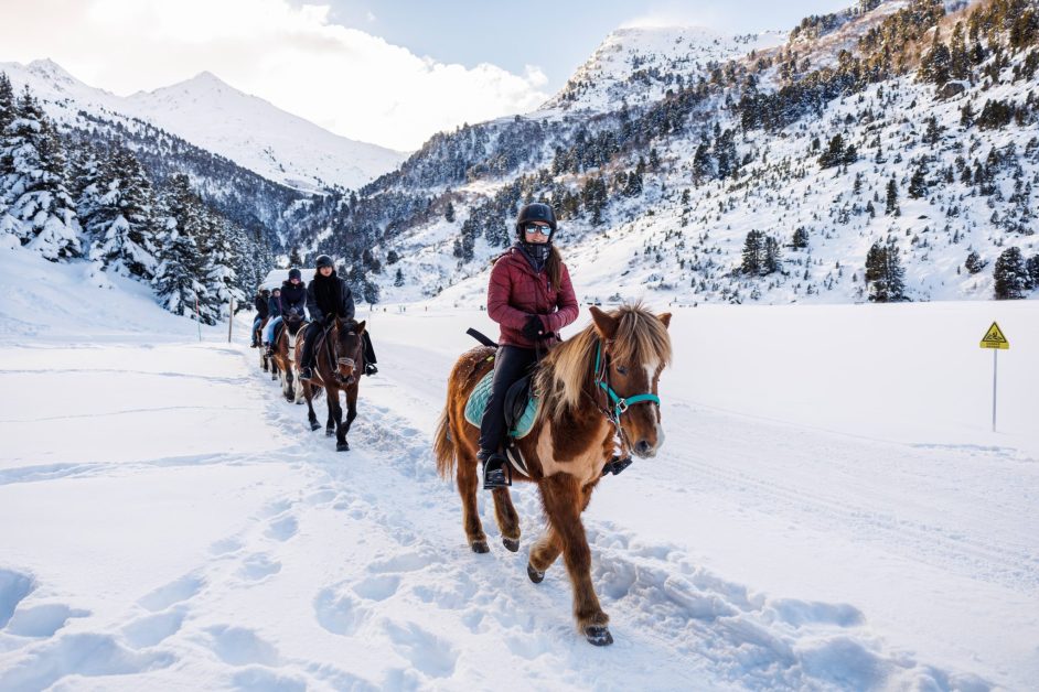 Balade à cheval dans la neige au Ranch Nordique de Méribel.