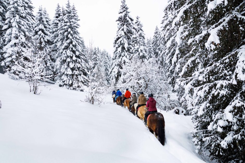 Balade à cheval dans la neige au Ranch Nordique de Méribel.