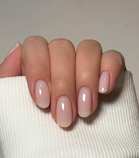 La “mirror manicure” s’impose : comment recréer cette manucure minimaliste et clean pour le printemps