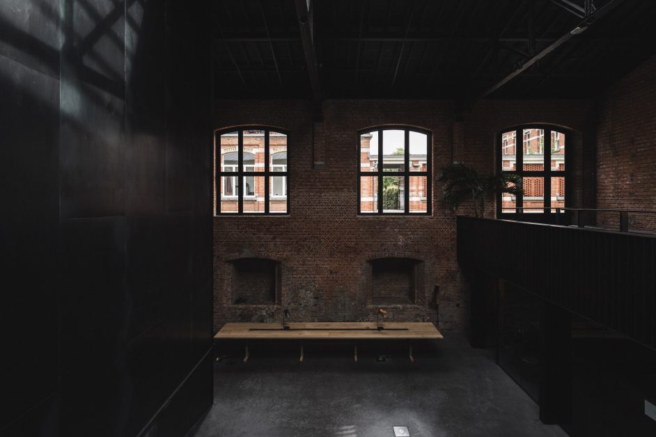 stoker by the bricks Anvers longevity