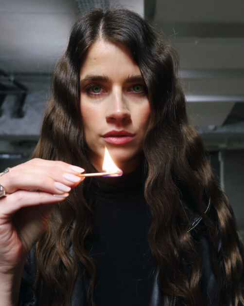 MAXiM posant pour la promotion de son premier single.