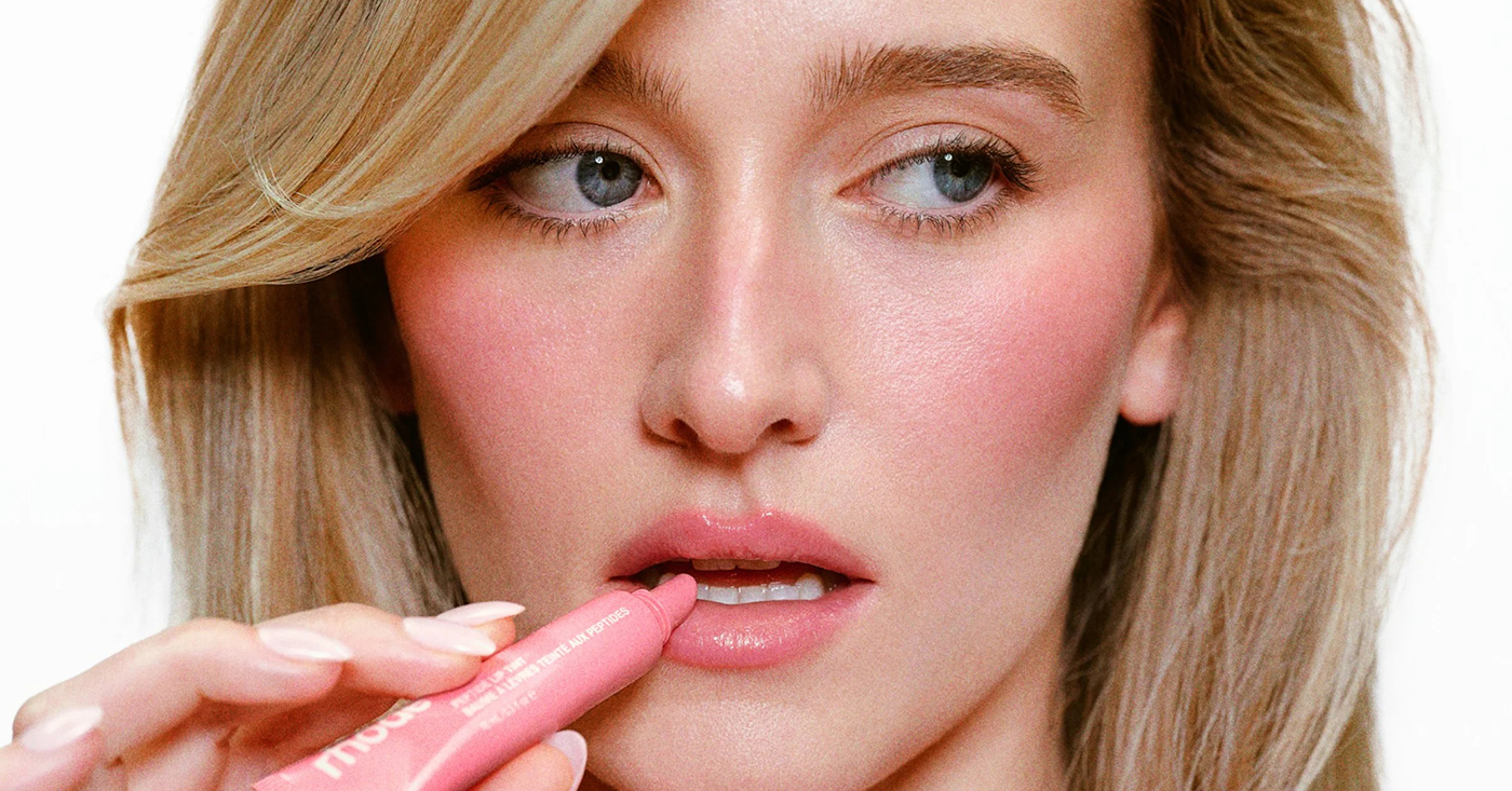 Cette couleur de rouge à lèvres qui fera fureur au printemps, a le pouvoir de rendre les dents plus blanches