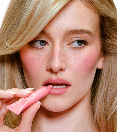 Cette couleur de rouge à lèvres qui fera fureur au printemps, a le pouvoir de rendre les dents plus blanches