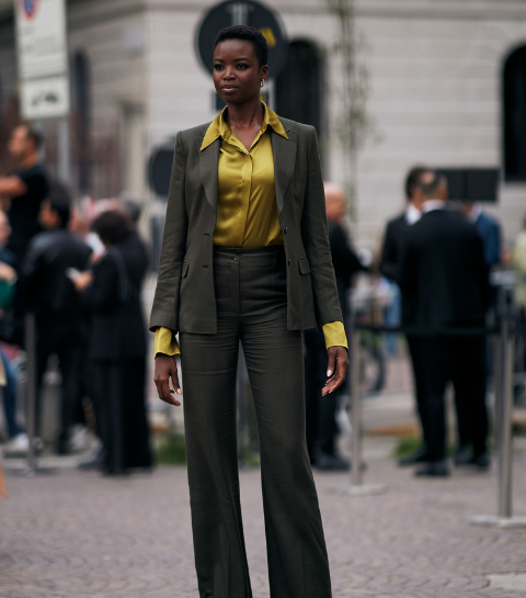 La chemise en satin signe son grand retour