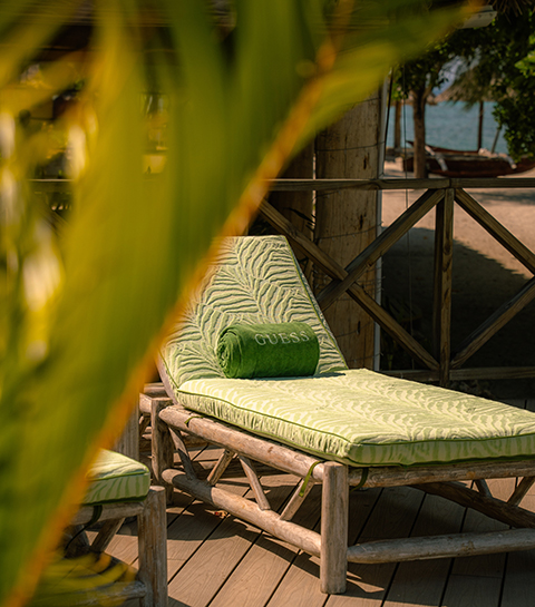 Cet été, Guess s’installe sur une île privée à Zanzibar