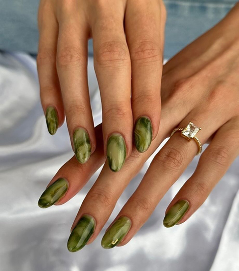 Les ongles pistache, la tendance douce et minimaliste de l’été en 8 inspirations