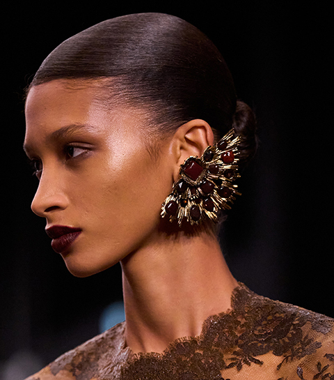 Les boucles d’oreilles statement n’ont jamais été aussi imposantes
