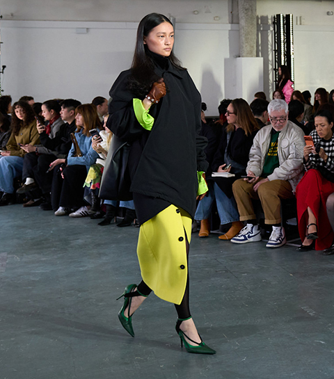 Ce pantalon eighties envahit les podiums, prêt pour son grand retour ?