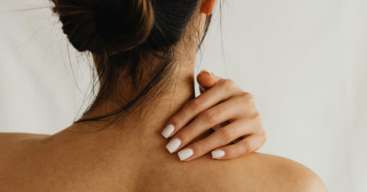 Acné du dos : pourquoi elle apparaît et comment vraiment la traiter
