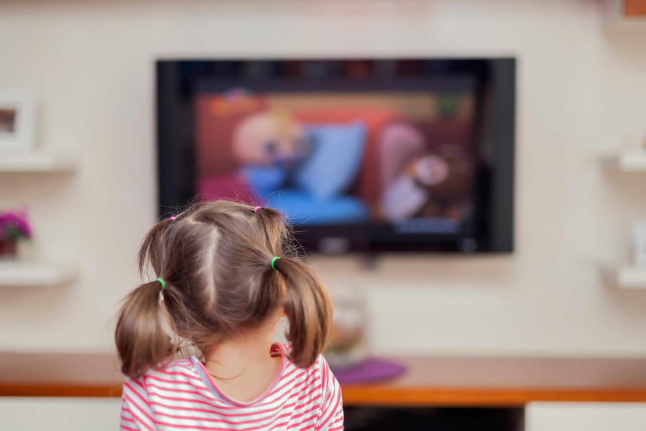 Petite fille regardant la TV