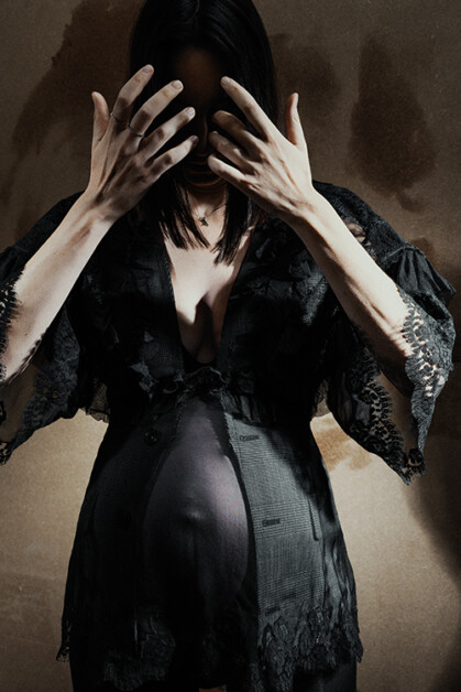 Photo Lalo + Eva. Robe longue en jersey et top en laine Ann Demeulemeester, blazer et top Maison Margiela, bijoux talent’s own.