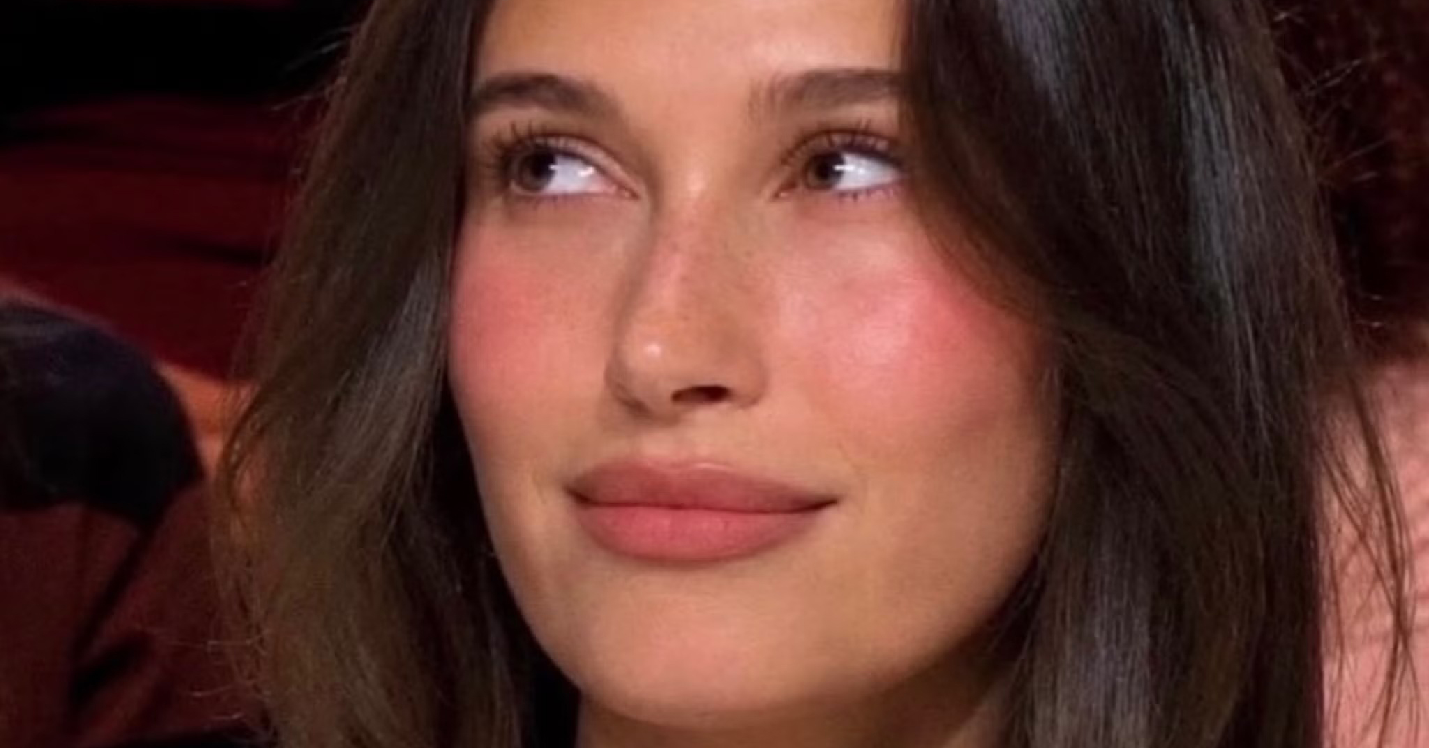 La maquilleuse de Hailey Bieber révèle tous les produits de son maquillage « French girl » devenu viral