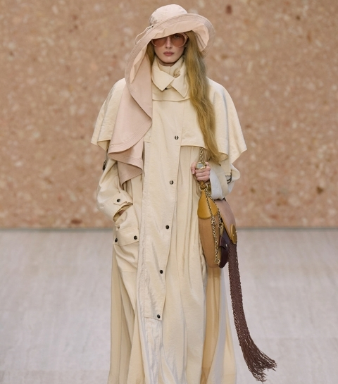 Paris Fashion Week : Chloé réinvente le style bohème avec des manches spectaculaires et des couleurs vives