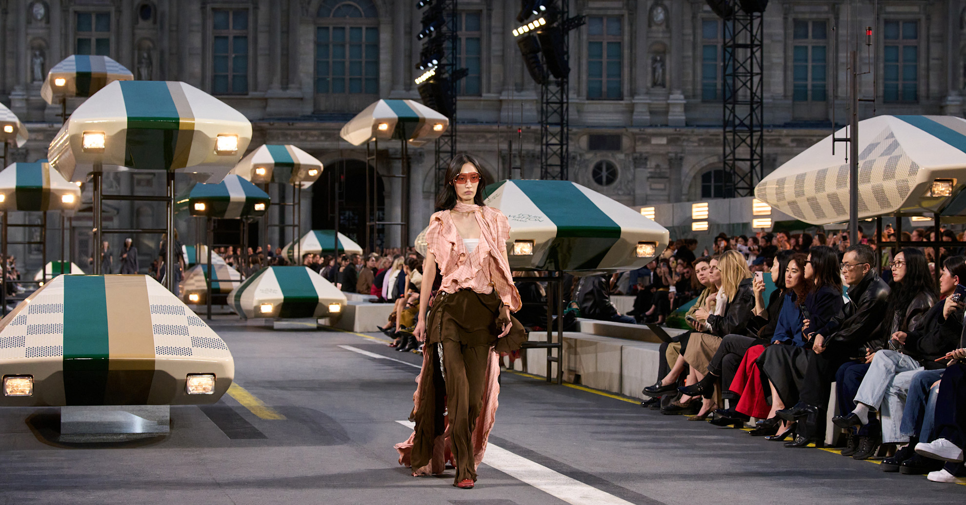Paris Fashion Week : Louis Vuitton imagine le futur avec des vêtements pour aujourd’hui