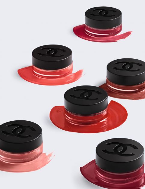 De revitaliserende lippen- en wangenbalsem met rode camelia is verkrijgbaar in 6 tinten.