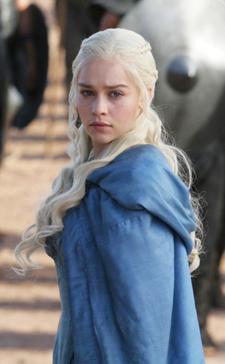 emilia clarke grijs haar