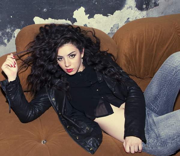 Charli XCX in nieuwe Replay-campagne