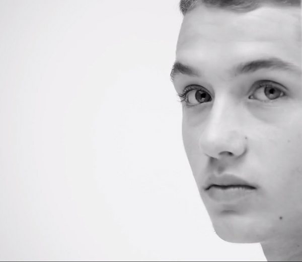 Watch: het modellendebuut van Jude Laws zoon