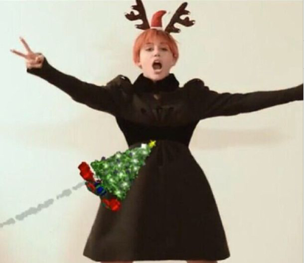 Miley Cyrus neergeknald door kerstboom in Love kalender