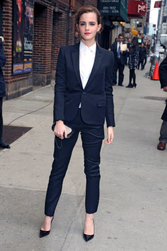 Emma Watson voor 'The Late Show with David Letterman' in Saint Laurent