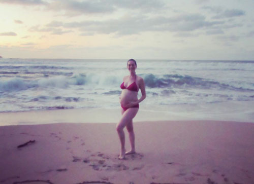 Anna Hathaway met een bol buikje © Instagram