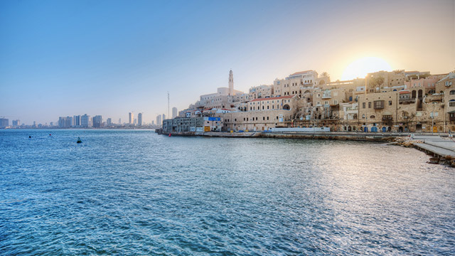 Soleil levant sur la ville au bord de l'eau, Israรซl