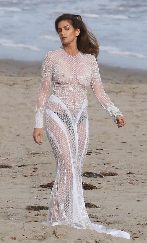 26EB3AAF00000578-3007797-She_s_still_got_it_Cindy_Crawford_flaunted_her_amazing_figure_in-a-6_1427208128125